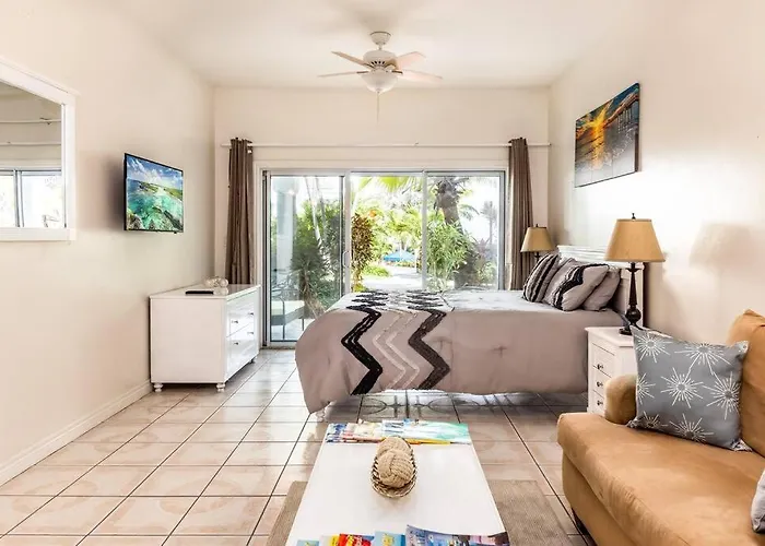 Shore To Please - Large Studio Steps From Pool