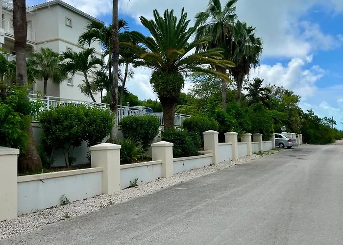 Extra Spacious Oceanview Condo 5 Min From Pristine Beach